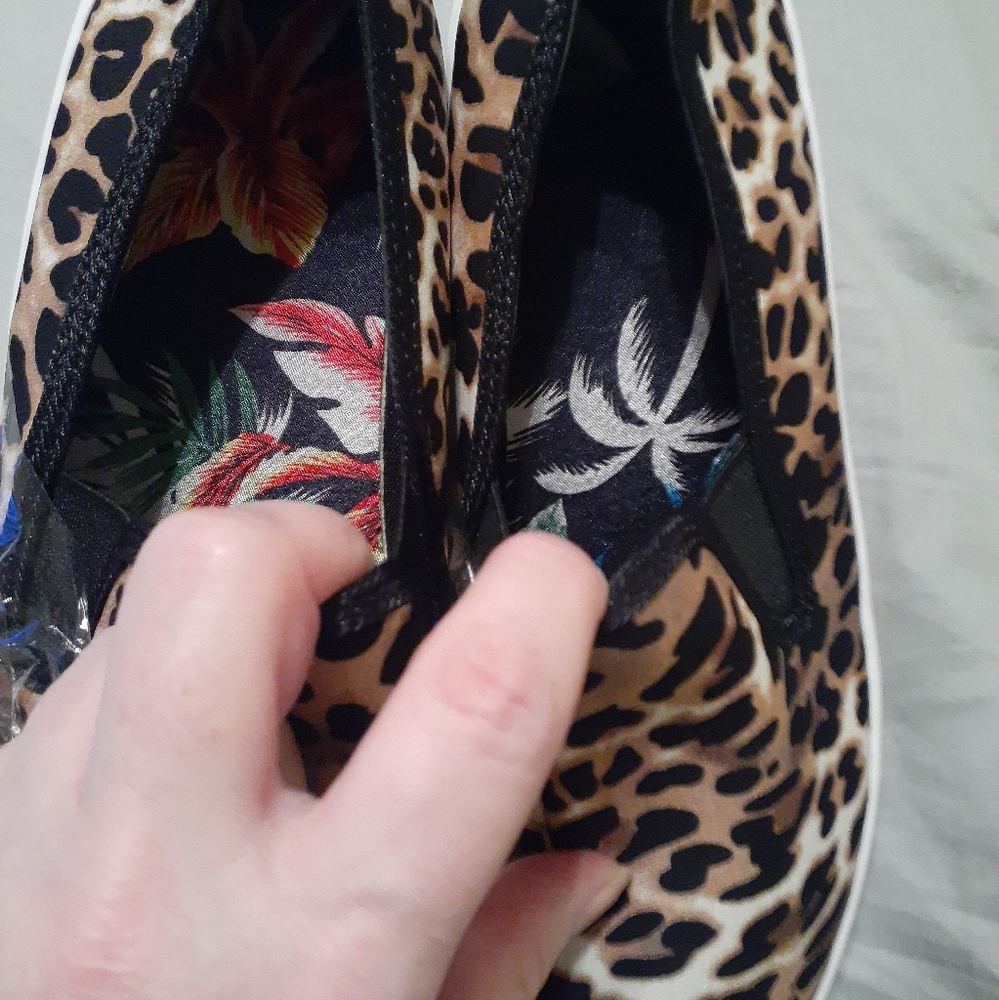 Adorable leopard slide on shoes! Brand NEW 🍑